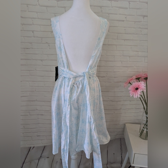 NWT Chic White and Blue Floral  Dress - Picture 2 of 7